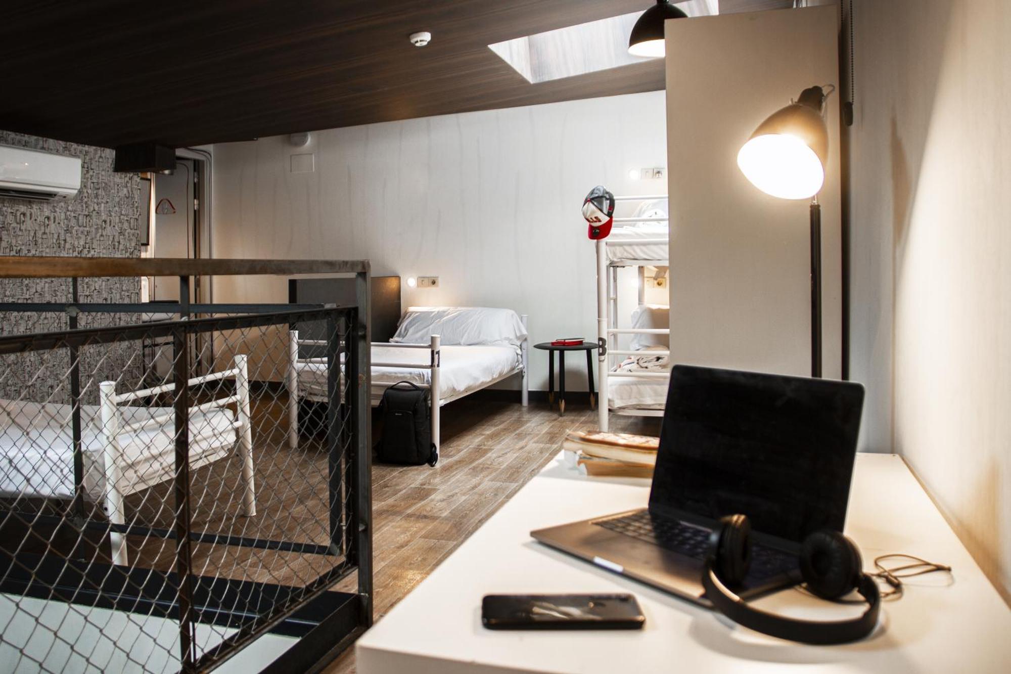Cama en habitación compartida mixta dúplex de 11 camas con baño privado