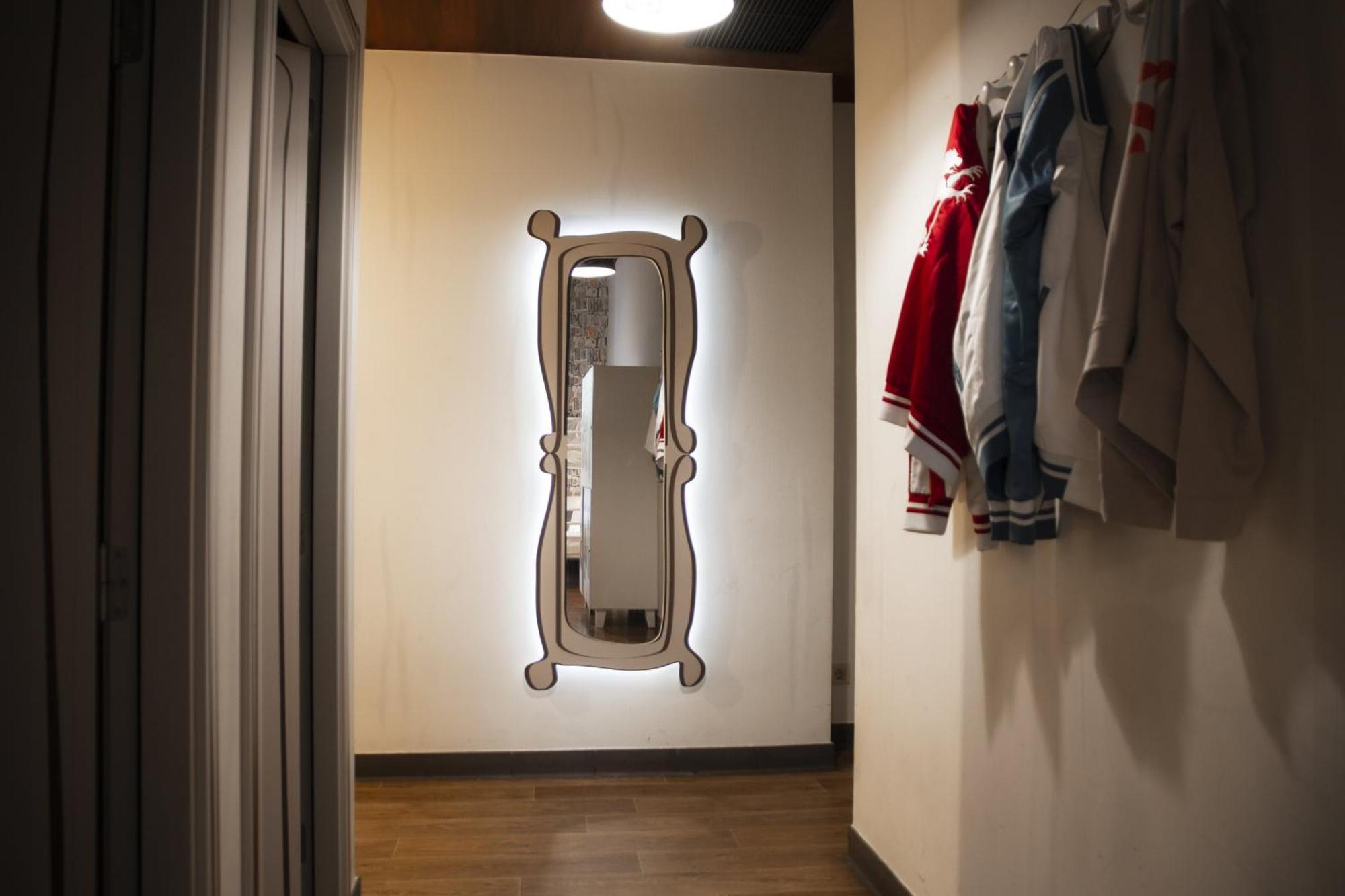 Cama en habitación compartida mixta con 6 camas y baño privado